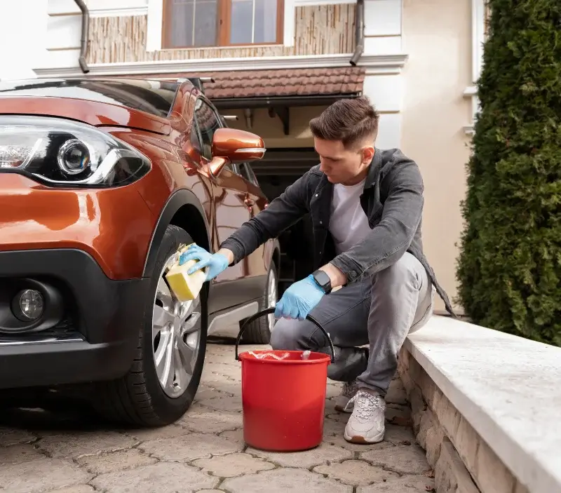 Lavage auto à domicile Lanvollon : professionnel intervenant sur un véhicule